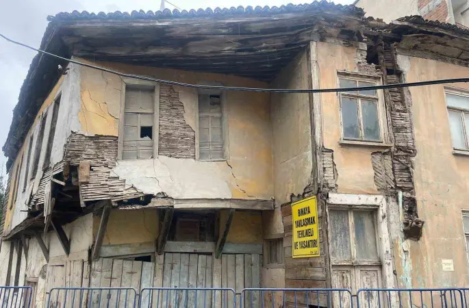 Bafra’da çökme riski taşıyan yapılar için belediyenin daha ciddi önlemler alması istendi
