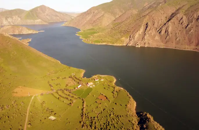 Baharın gelişiyle Keban Baraj Gölü’nde eşsiz manzara

