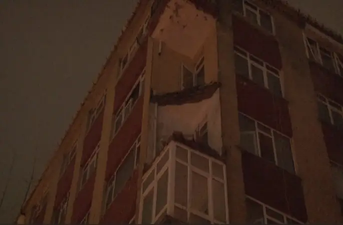 Bahçelievler’de daha önce boşaltılan binanın balkonu sağanak sonrası çöktü
