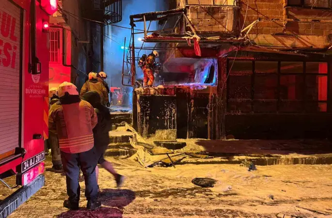 Bahçelievler’de hurda malzemelerin bulunduğu depoda yangın
