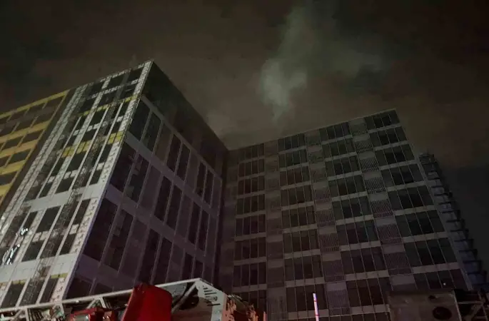 Bahçelievler’de inşaat halindeki 12 katlı binada yangın paniği
