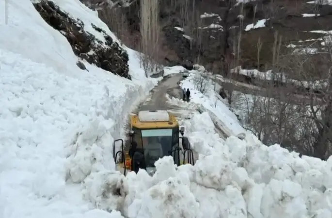Bahçesaray’da yola çığ düştü
