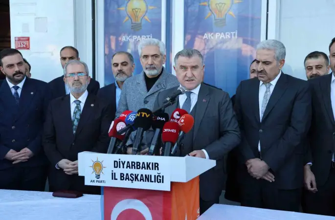 Bakan Bak: "Birileri gibi deprem turisti değiliz, sözümüzü yerine getirdik"
