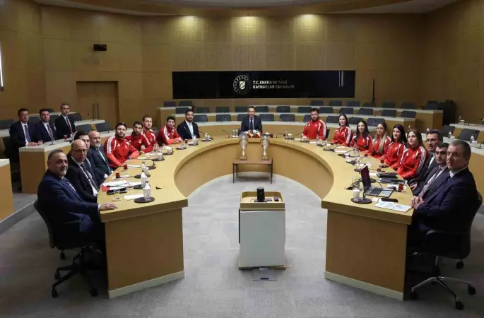 Bakan Bayraktar, milli güreşçileri ağırladı
