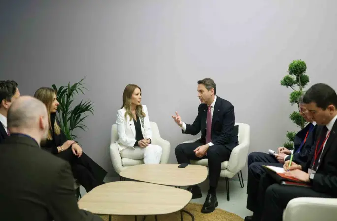 Bakan Bayraktar, Paris’te ikili görüşmeler gerçekleştirdi
