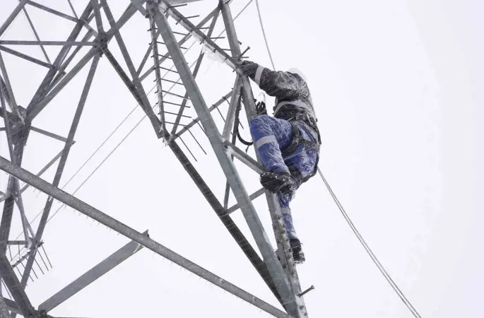 Bakan Bayraktar: "Vatandaşlarımıza kesintisiz enerji akışı sağlamak için ekiplerimiz 7 gün 24 saat sahada"
