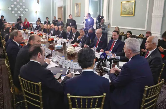 Bakan Bolat, Birleşik Krallık’ta faaliyet gösteren Türk iş adamlarıyla buluştu
