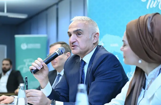 Bakan Ersoy, Berlin’de Türkçe öğrenen gençlerle buluştu
