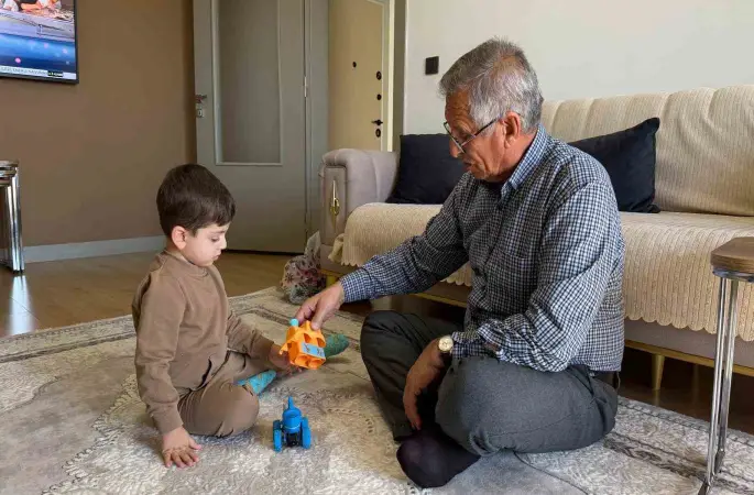 Bakan Kurum’un hikayesini paylaştığı dede ve torun deprem anlarını anlattı
