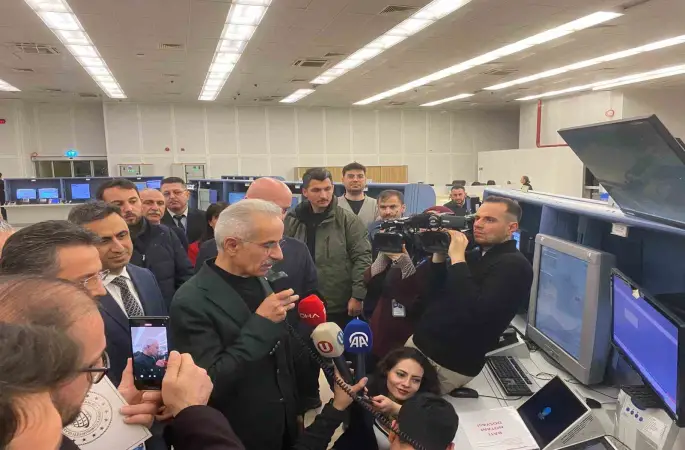 Bakan Uraloğlu: "2025 yılında üst üste 6 kez toplam trafik, 8 kez transit uçuş rekoru kırdık"
