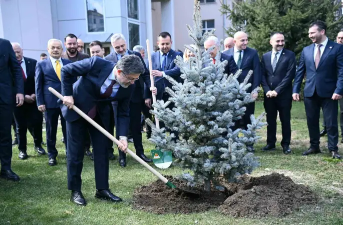 Bakan Yumaklı Kırklareli Valiliği bahçesine fidan dikti
