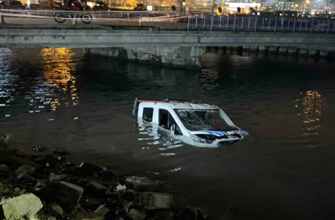 Bakırköy’de İBB’ye ait zabıta aracı denize düştü

