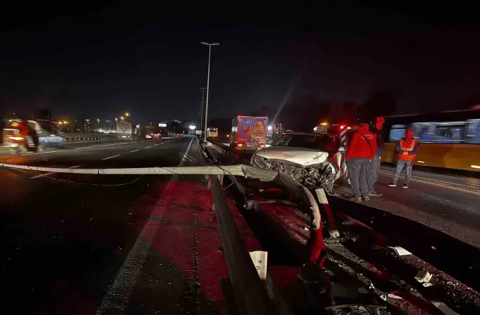Bakırköy’de otomobil bariyerlere çarptı: 2 yaralı
