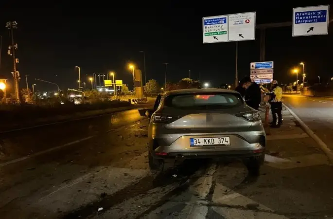 Bakırköy’de seyir halindeki otomobil, tıra arkadan çarptı: 1 yaralı

