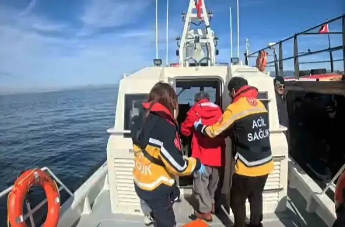 Balıkçı teknesinde rahatsızlanan vatandaşa Sahil Güvenlikten tıbbi tahliye
