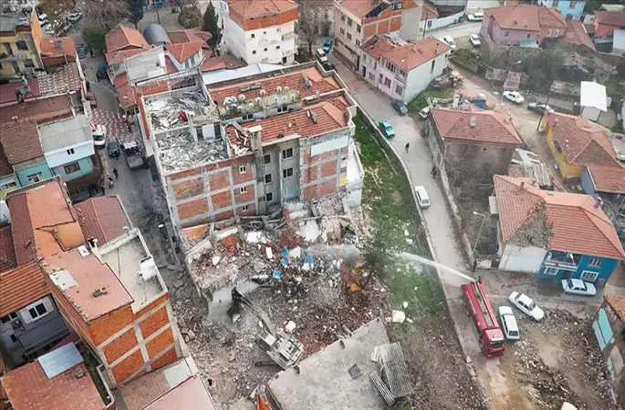 Balıkesir Sındırgı'da ağır hasarlı 814 bina yıkıldı