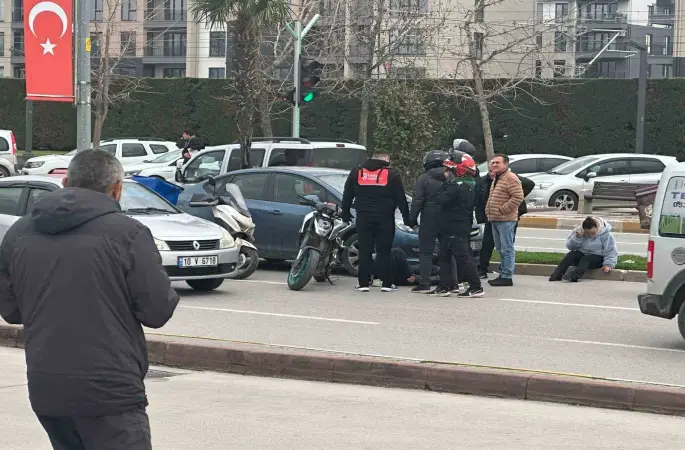 Balıkesir’de otomobil, motosiklete çarptı; 1 yaralı

