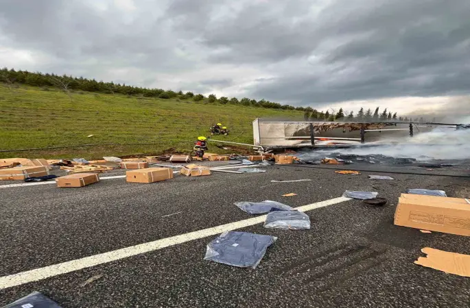 Balıkesir’de otoyolda korkutan tır yangını: 2 yaralı
