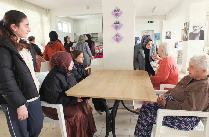 Balıkesirli öğrenciler yaşlıları sevindirdi
