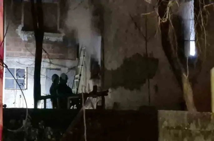 Bartın’da 2 katlı evde yangın paniği
