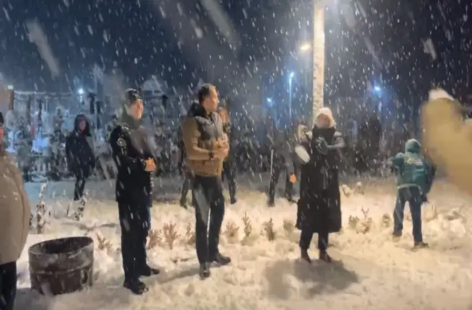 Bartın’da ilçe protokolü vatandaşlarla kartopu oynadı
