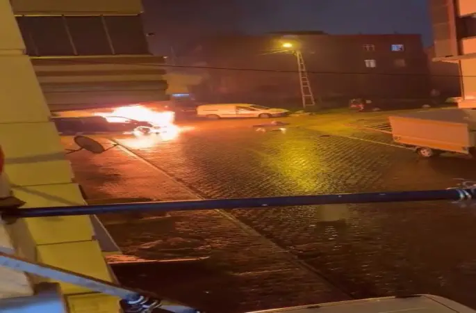 Başakşehir’de alev alev yanan araç kamerada
