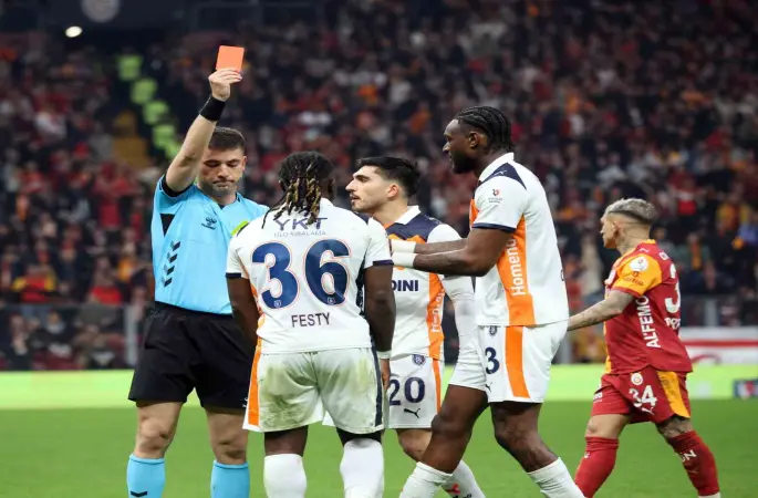 Başakşehir’de Festy Ebosele kırmızı kart gördü
