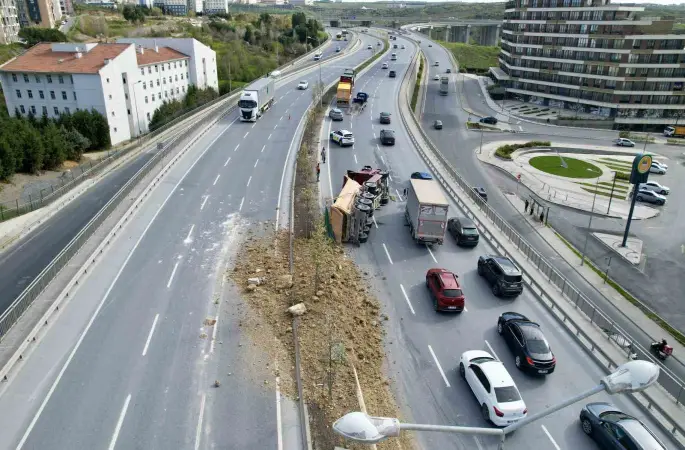 Başakşehir’de hafriyat kamyonu devrildi: Yol trafiğe kapandı
