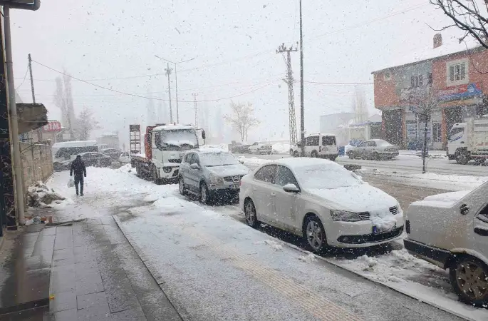 Başkale’de kar yağışı
