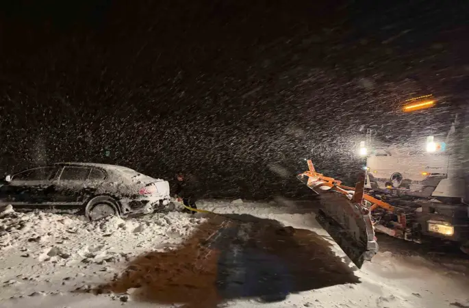 Başkale’de yoldan çıkan otomobil kara saplandı
