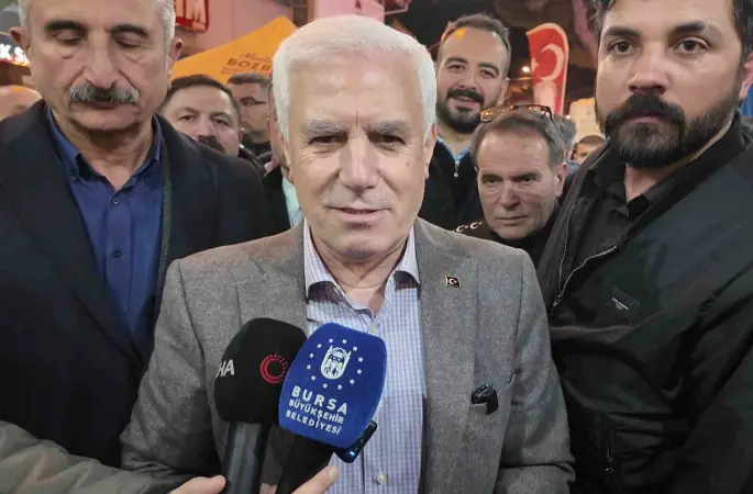 Başkan Bozbey sahurda vatandaşlarla buluştu, tarihi fırınlarda tahinli pide ve simit dağıttı
