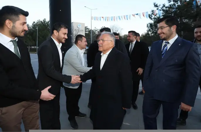 Başkan Büyükkılıç, gençlerle iftar sofrasında buluştu
