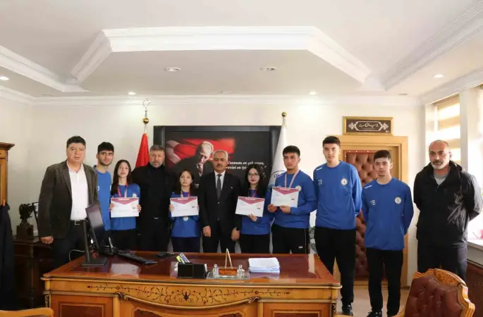 Başkan Çelebi bölge birincisi floor curling takımını kabul etti
