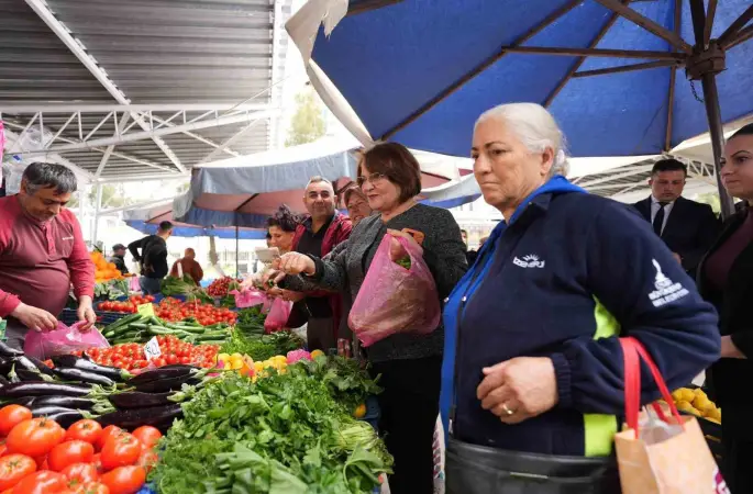 Başkan Gençay pazar esnafı ile bayram öncesi bir araya geldi
