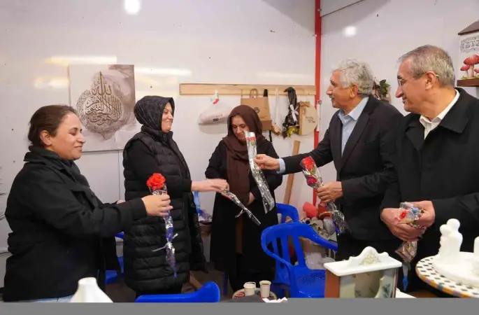 Başkan Hallaç’tan Ramazan Çarşısı’nda kadınlara anlamlı sürpriz
