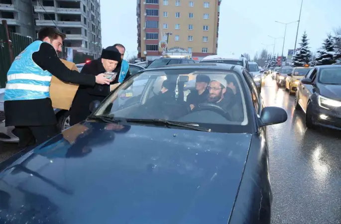 Başkan Sekmen "İftara 5 Kala" iftariyelik dağıttı
