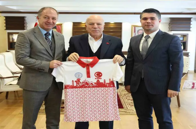 Başkan Sekmen’e Erzurum temalı forma
