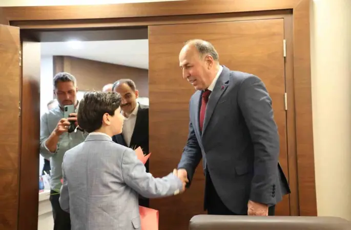 Başkan Şerif Arslan koltuğunu Harun Alp’e devretti
