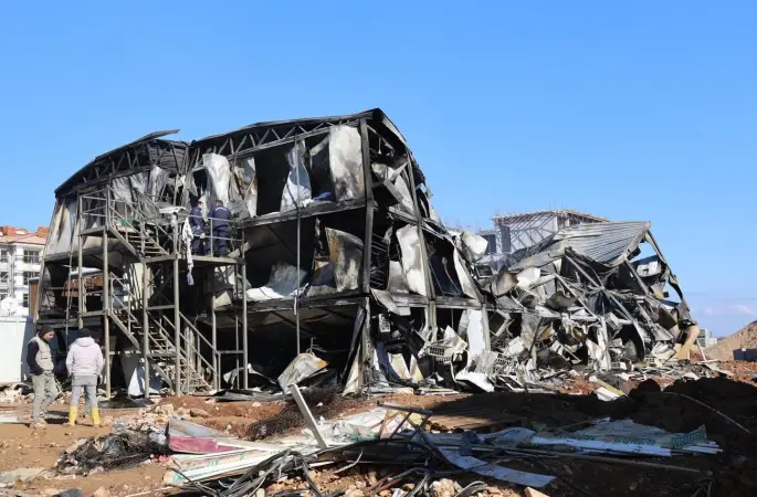 Başkan Şimşek’ten yangın çıkan TOKİ şantiyesinde inceleme
