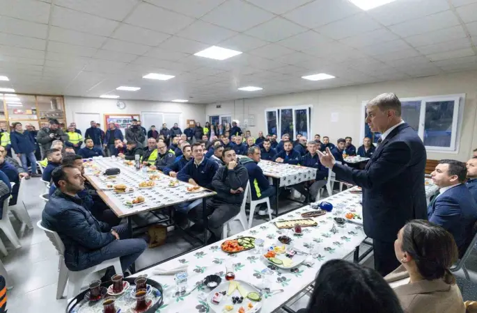 Başkan Tugay, mesaiye emekçi ile başladı
