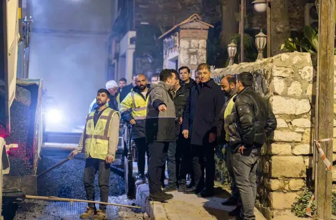 Başkan Tugay yol emekçileriyle gece mesaisinde buluştu
