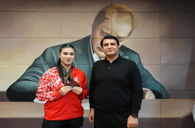 Başkan Yılmaz, Avrupa rekortmeni Büşra Çan’ı ağırladı
