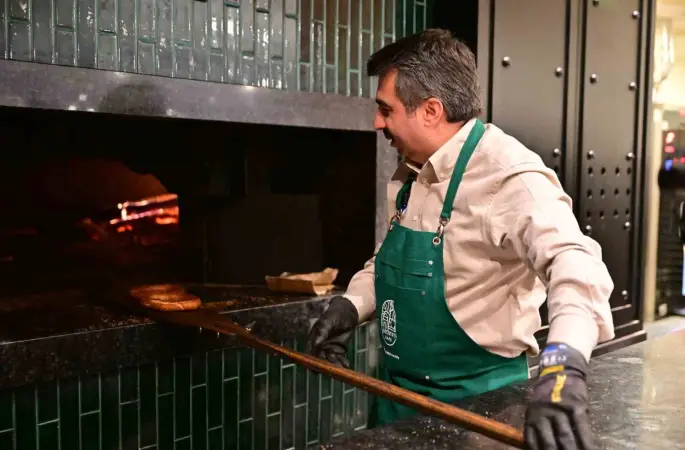 Başkan Yılmaz önce pişirdi sonra ikram etti
