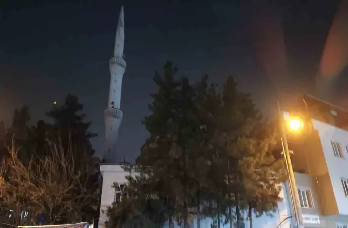 Batman’da cami minaresine yıldırım düştü
