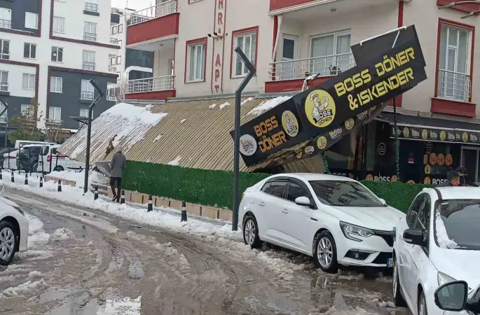 Batman’da kar nedeniyle iş yerlerin sundurması çöktü

