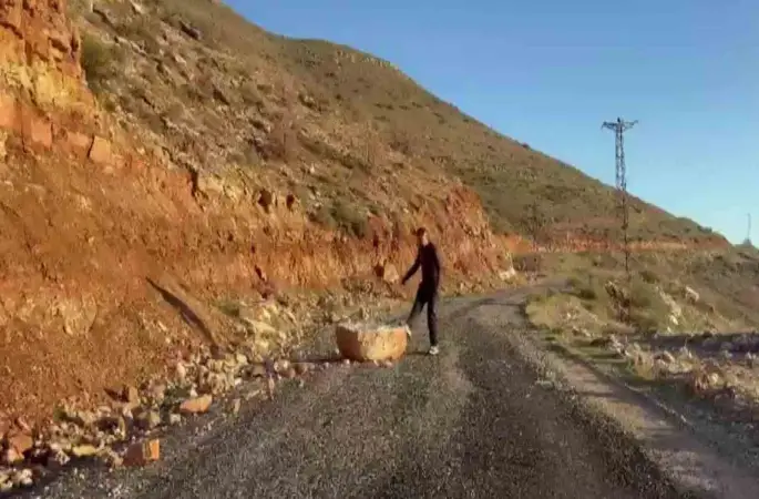 Batman’da yolu kapatan kayaları beden eğitimi öğretmeni temizledi
