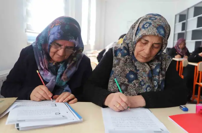 Battalgazi’de yaşlı vatandaşlara okuma yazma desteği
