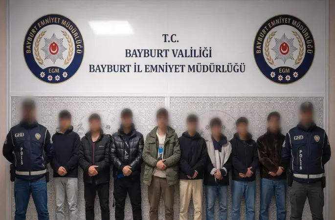 Bayburt’ta 8 düzensiz göçmen ile 3 şüpheli yakalandı
