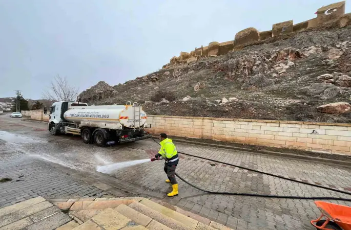 Bayburt’ta bahar temizliği kapsamında yollar ve kaldırımlar tazyikli suyla yıkanıyor
