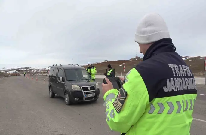 Bayburt’ta bayram trafiği mercek altında: Karadan ve havadan sıkı denetim
